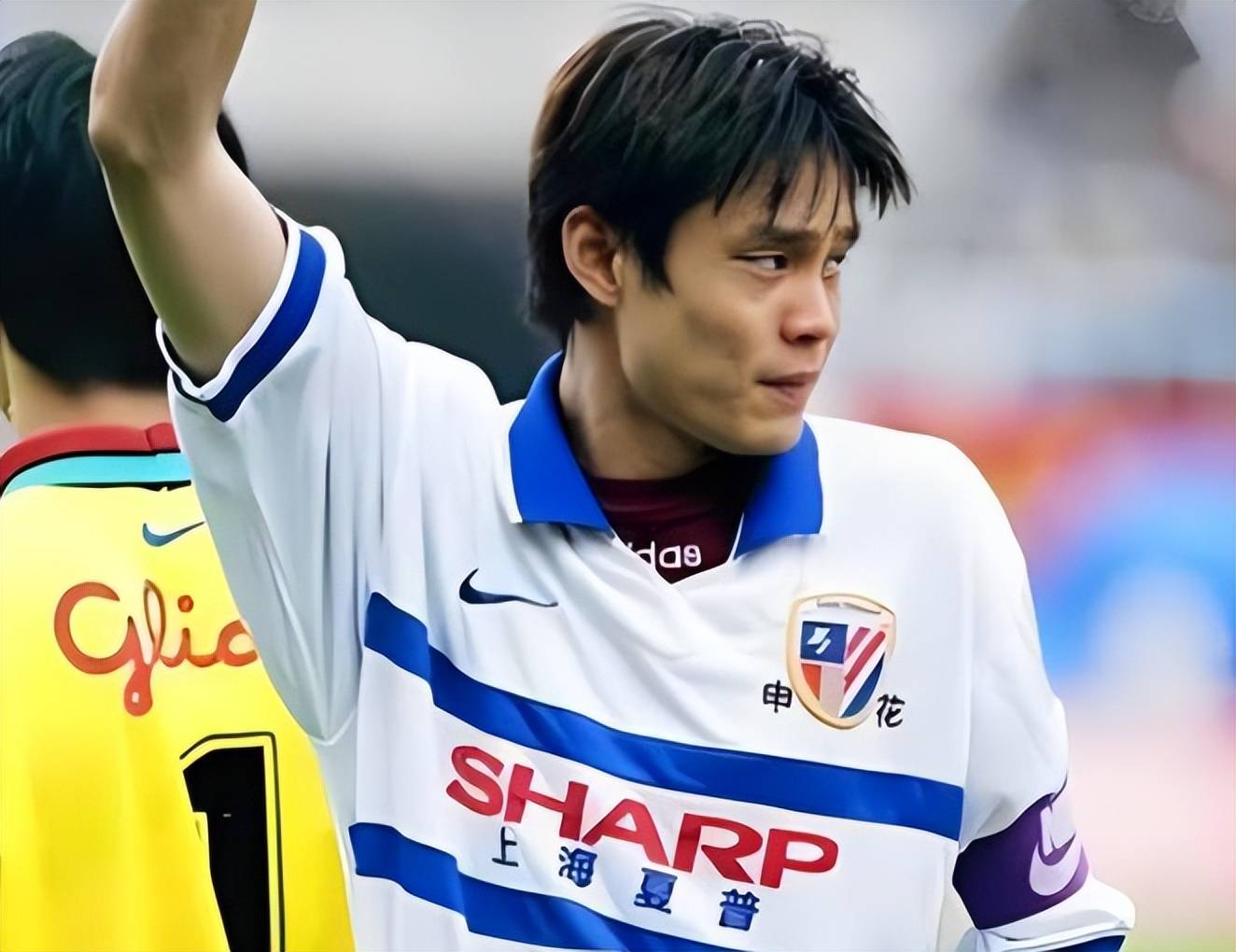 足球场上球员斗志昂扬，为荣誉而战