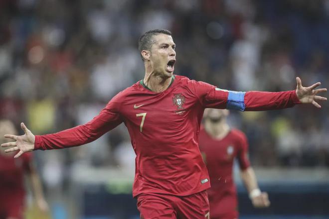 足球巨星云集，争霸赛场荣耀耀眼的简单介绍