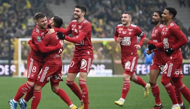  浓眉哥迎来十二赛季高光表现，巴黎圣日耳曼球迷沸腾！